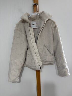 Nike Essentials Women's Loose Printed Faux
Fur Jacket